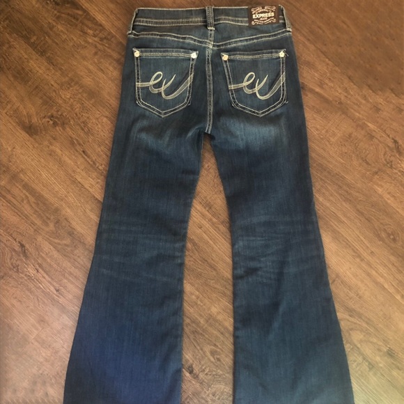 🎉HOST PICK🎉 EXPRESS | BELL FLARE MID RISE DARK WASH JEANS SZ 4 SHORT - Picture 6 of 10